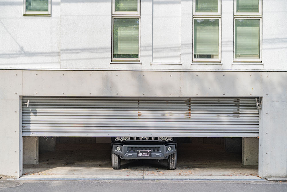 ガレージに駐車したジムニーノマド