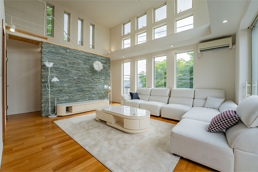 公園の木々を目前に望む大胆な吹抜け