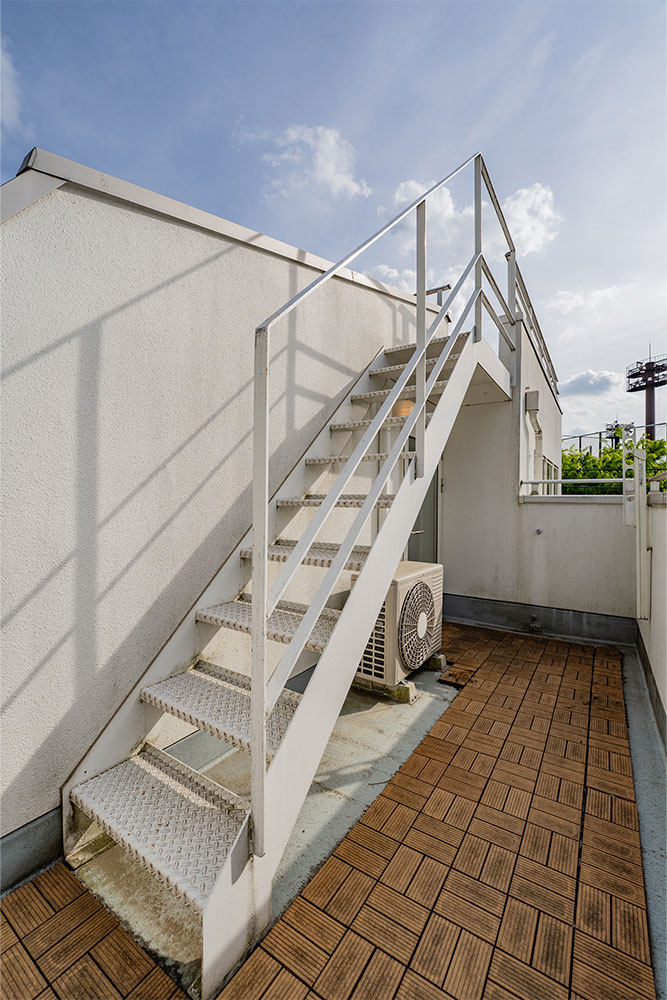 ルーフバルコニーへ続く階段