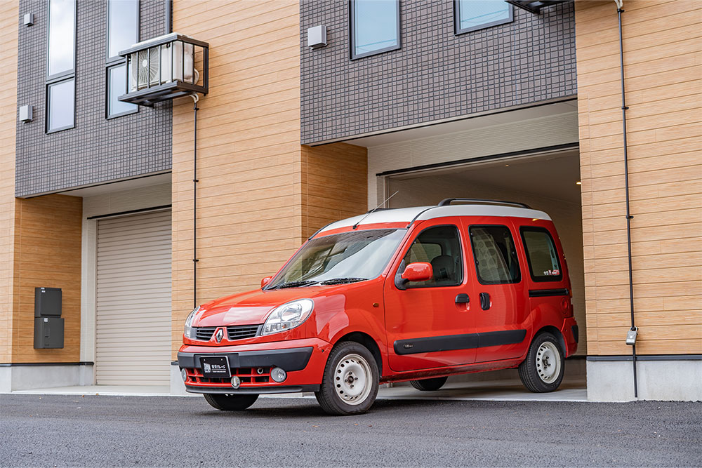 ガレージを出発するルノー_カングー