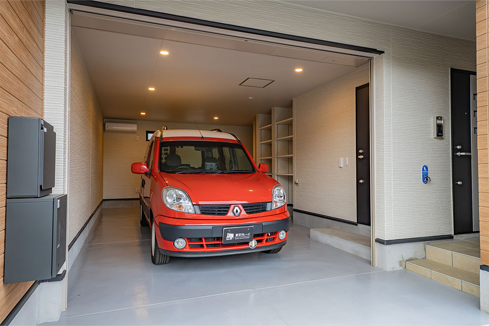ガレージに駐車したルノー_カングー