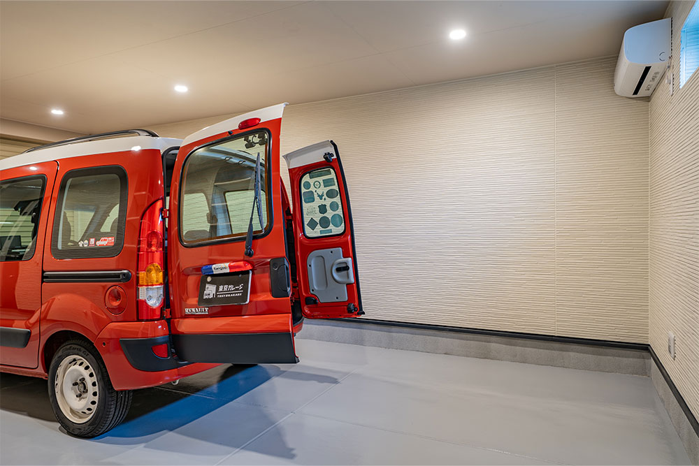 ガレージでハッチを開けたルノー_カングー