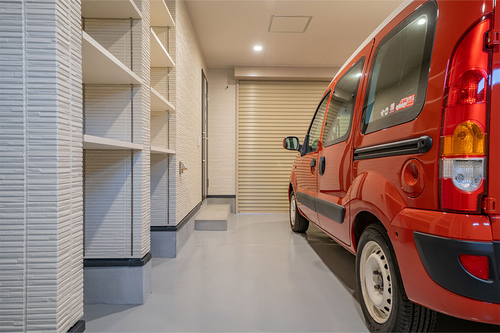 ガレージに駐車したルノー_カングー