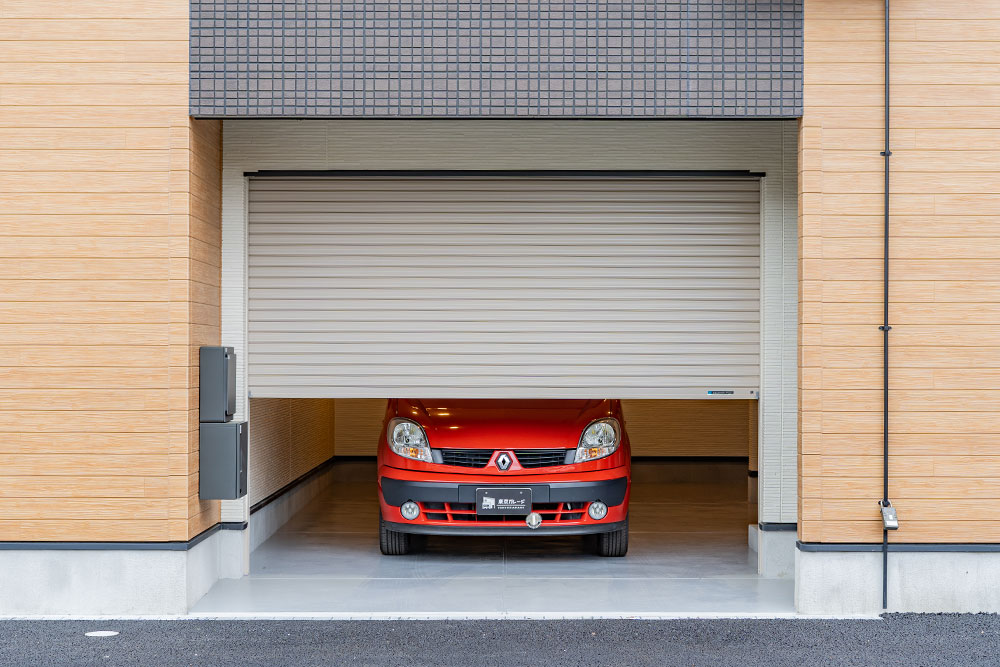 ガレージに駐車したルノー_カングー