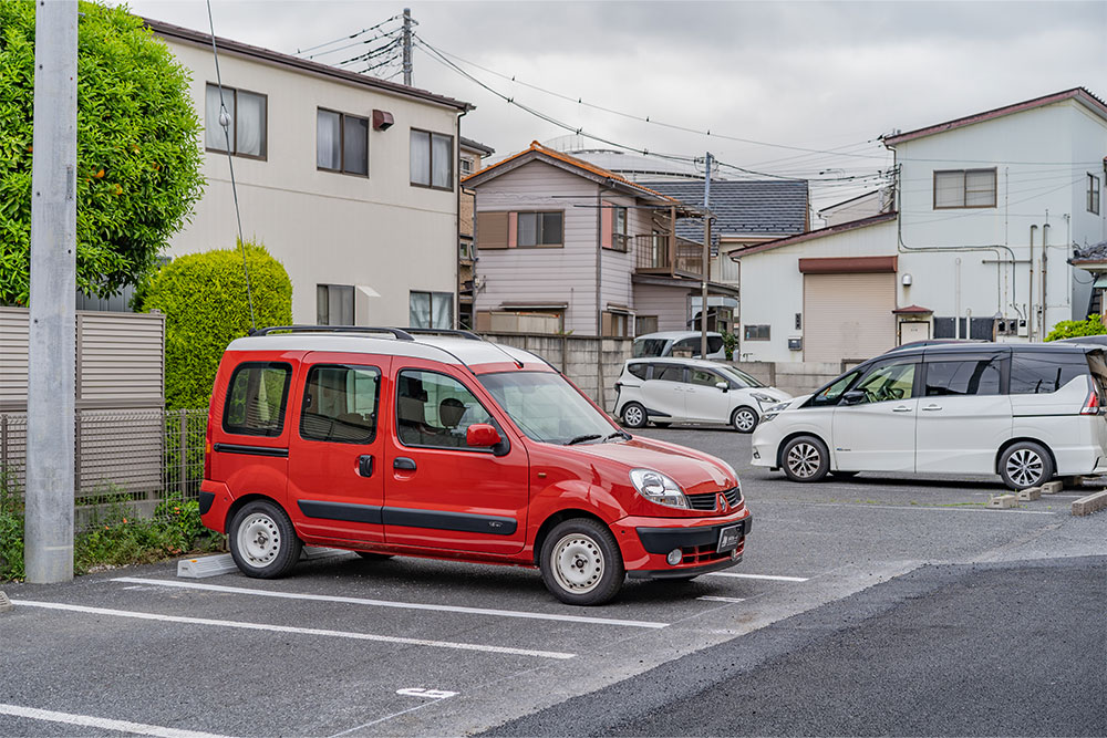 屋外駐車場付きで通勤車との2台体制も可