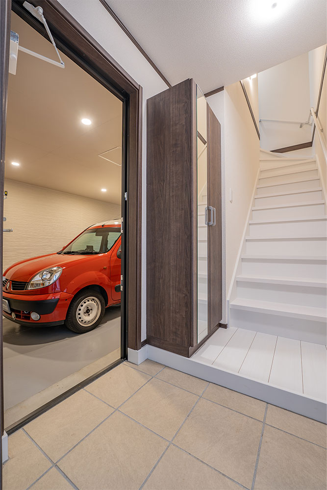 玄関から見たガレージ