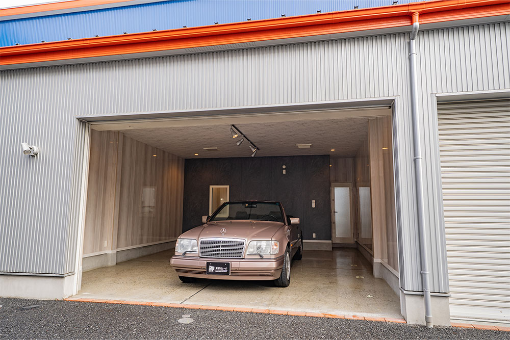 ガレージに駐車したEクラスカブリオレ（A124）