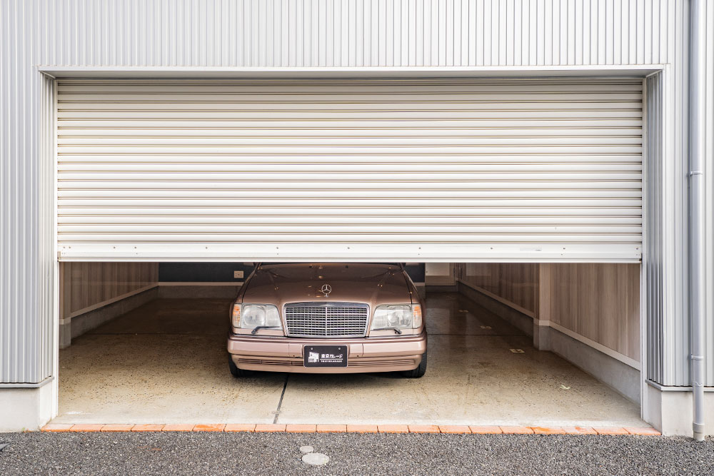 ガレージに駐車したEクラスカブリオレ（A124）