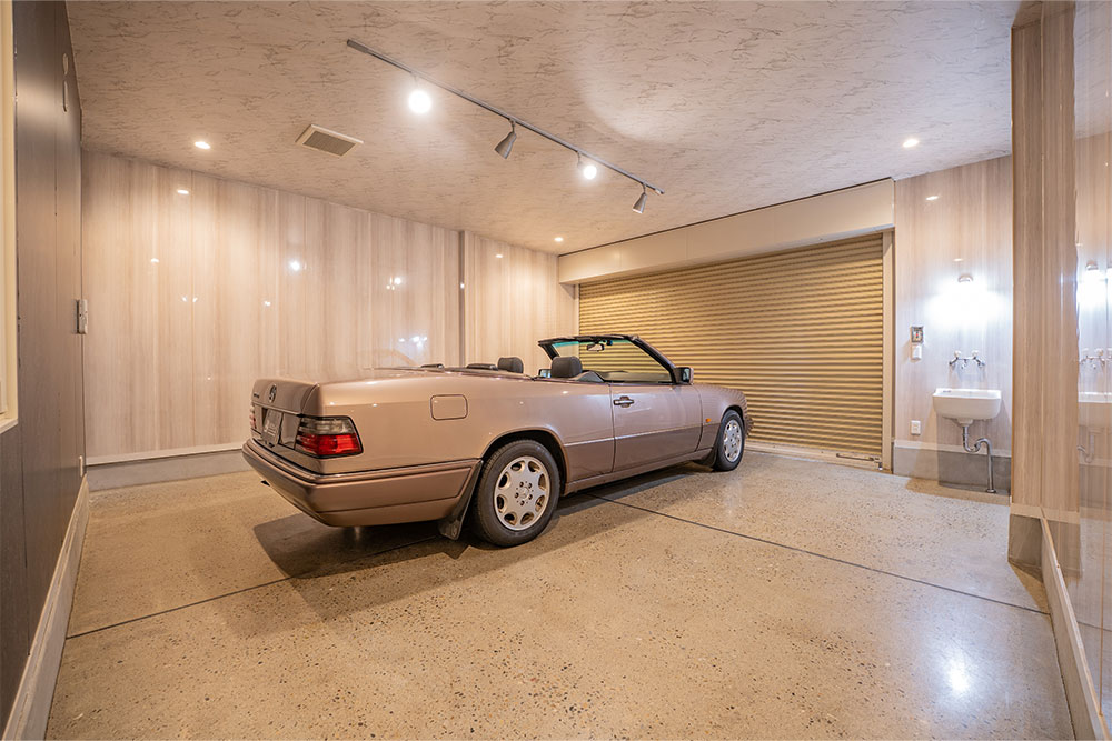 ガレージ床は鏡面仕上げ加工されている