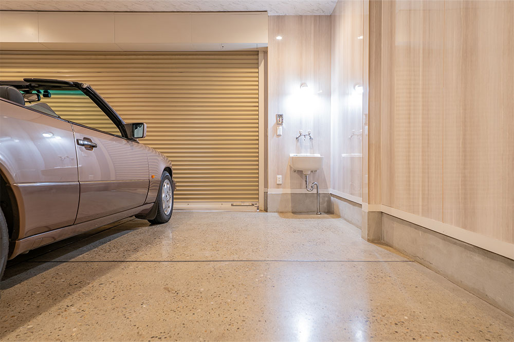 ガレージに駐車したEクラスカブリオレ（A124）