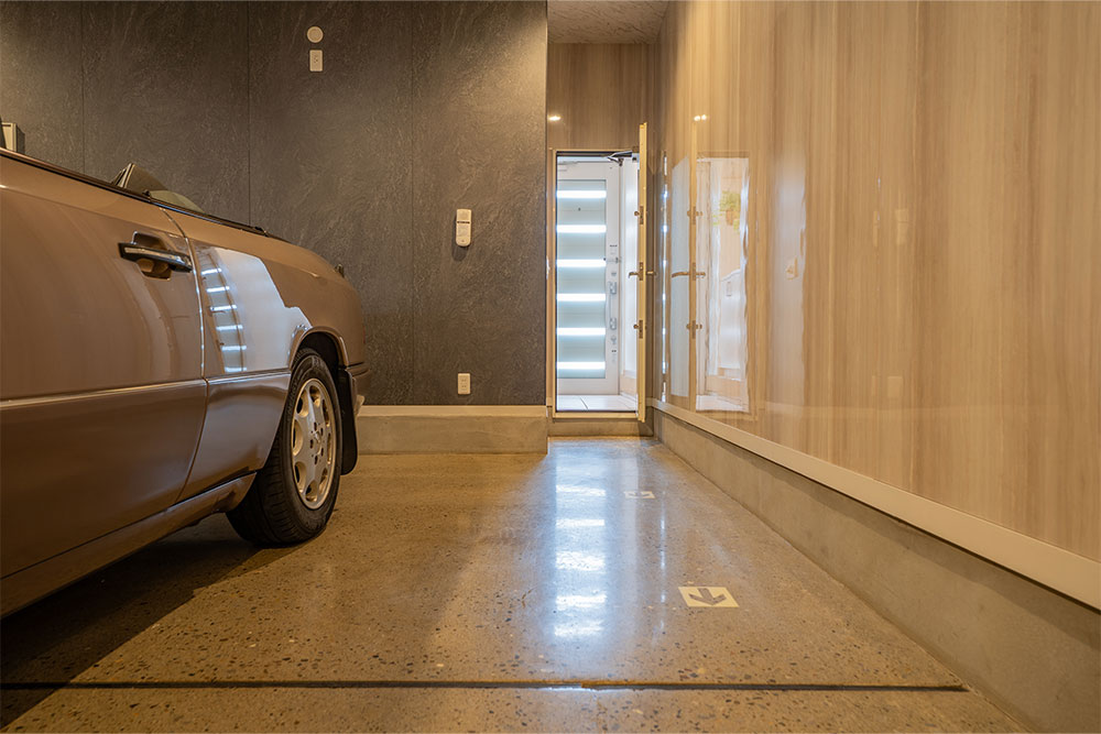 ガレージに駐車したEクラスカブリオレ（A124）