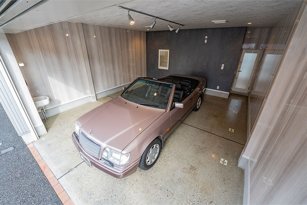 ガレージに駐車したEクラスカブリオレ（A124）