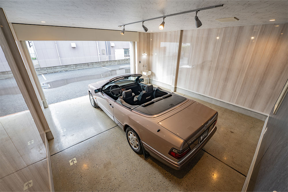 ガレージに駐車したEクラスカブリオレ（A124）