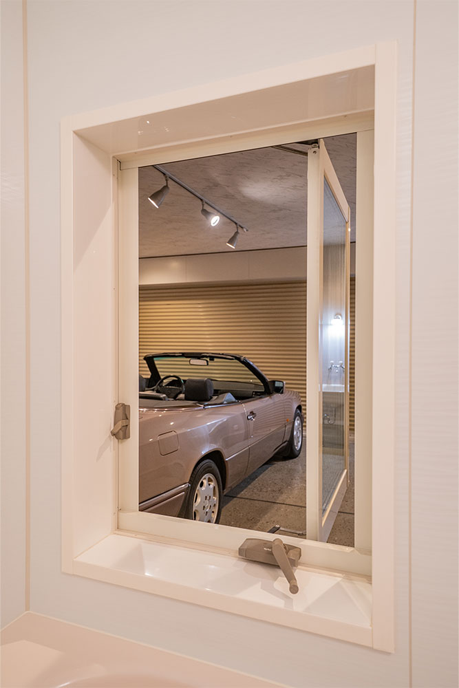 浴室窓から見たガレージ