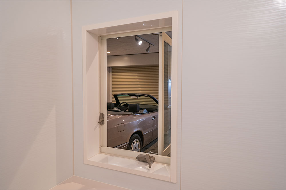 1616サイズの浴室にはガレージが見える窓