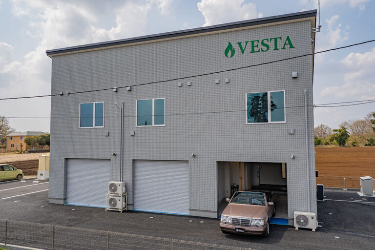 愛車のそばで寛ぐホール、住空間の延長にあるガレージ｜富里市