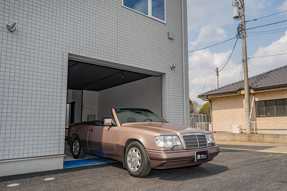 ガレージを出発するEクラスカブリオレ（A124）