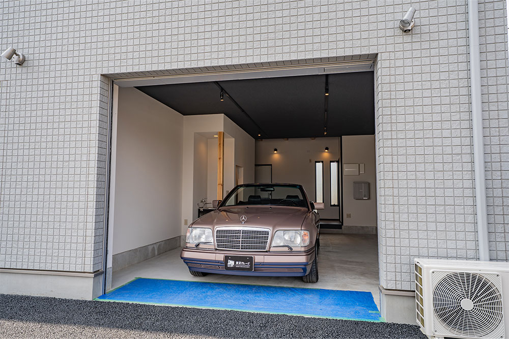 ガレージに駐車したEクラスカブリオレ（A124）