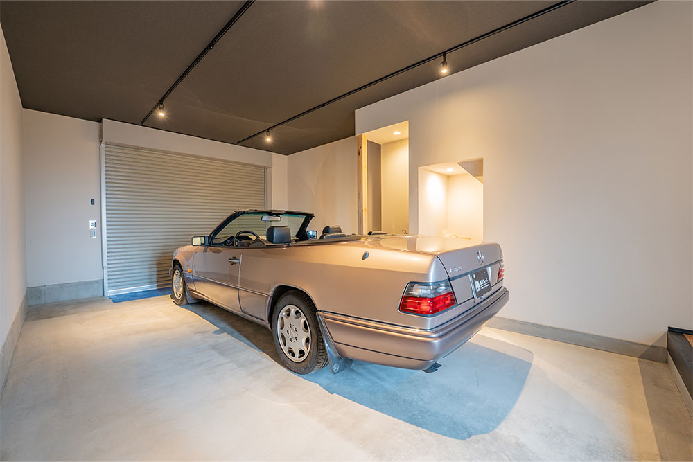 ガレージに駐車したEクラスカブリオレ（A124）