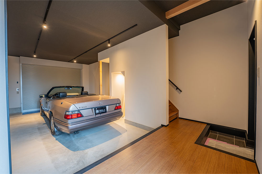 玄関ホールと繋がるガレージ