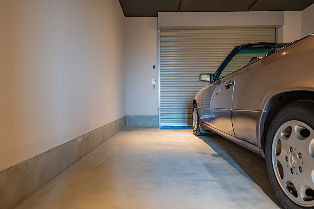 ガレージに駐車したEクラスカブリオレ（A124）