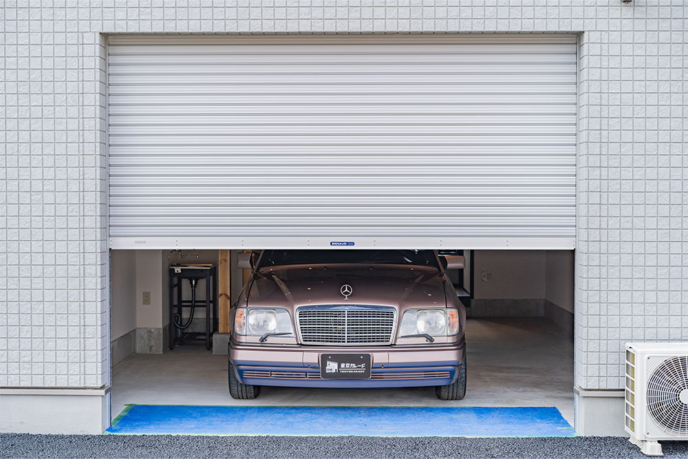 ガレージに駐車したEクラスカブリオレ（A124）