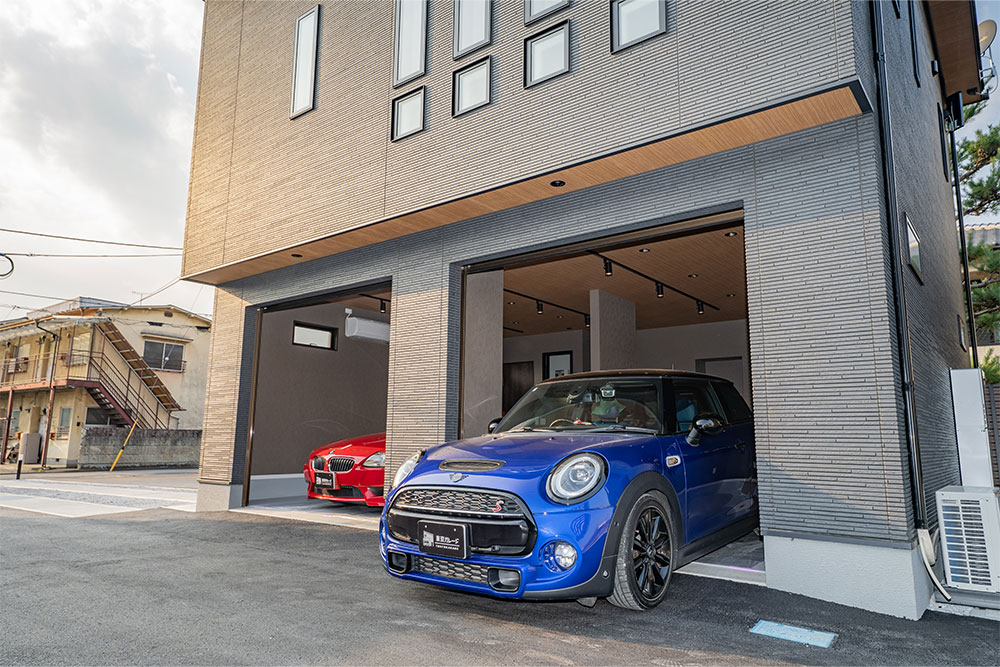 ガレージを出発するMINI Cooper SD