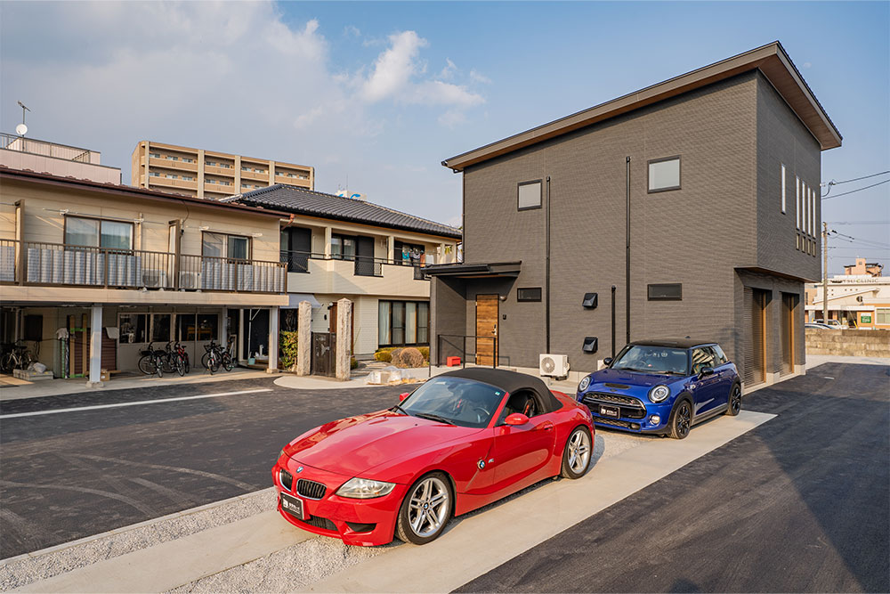 屋外駐車場は横幅2.45m×奥行10.90m