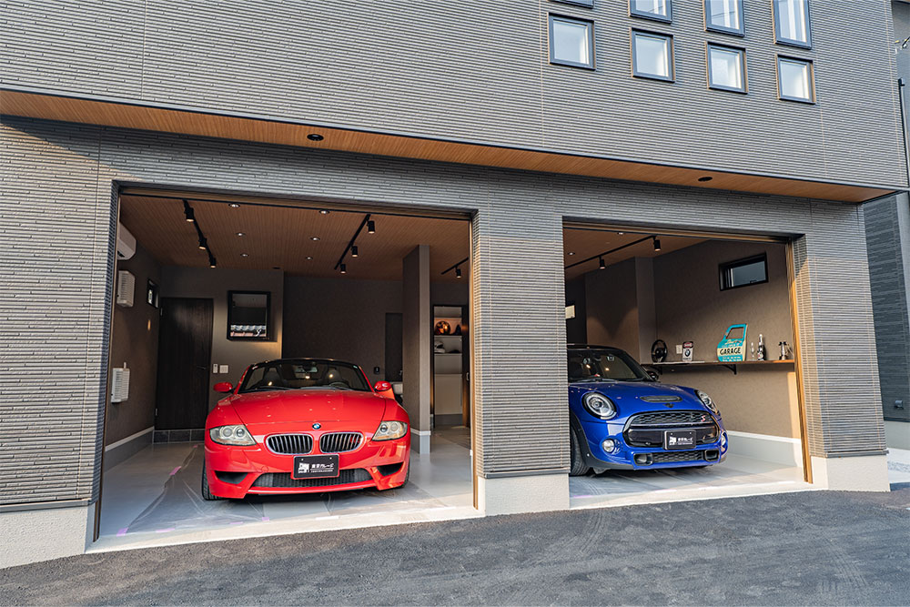 ガレージに駐車したZ4Mロードスター＆MINI Cooper SD