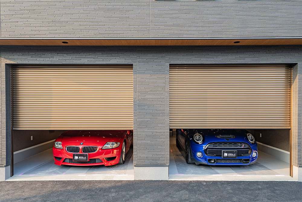 ガレージに駐車したZ4Mロードスター＆MINI Cooper SD