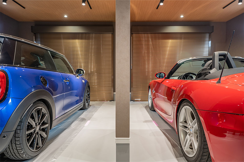 ガレージに駐車したZ4Mロードスター＆MINI Cooper SD