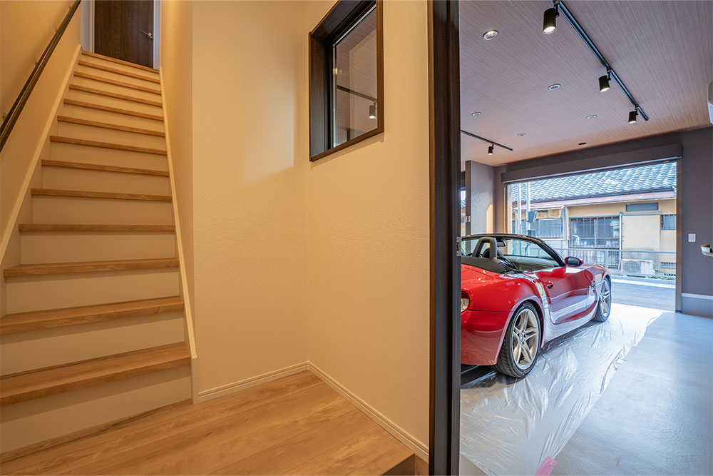 玄関から見たガレージ