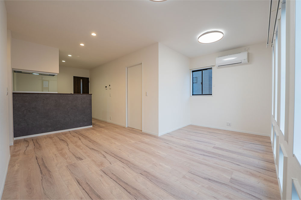 2FはLDK（13.8帖）+洋室（5.3帖）+洋室（4.5帖）