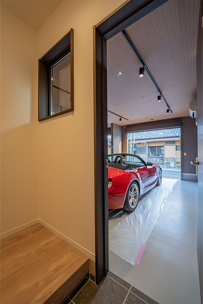 玄関から見たガレージ