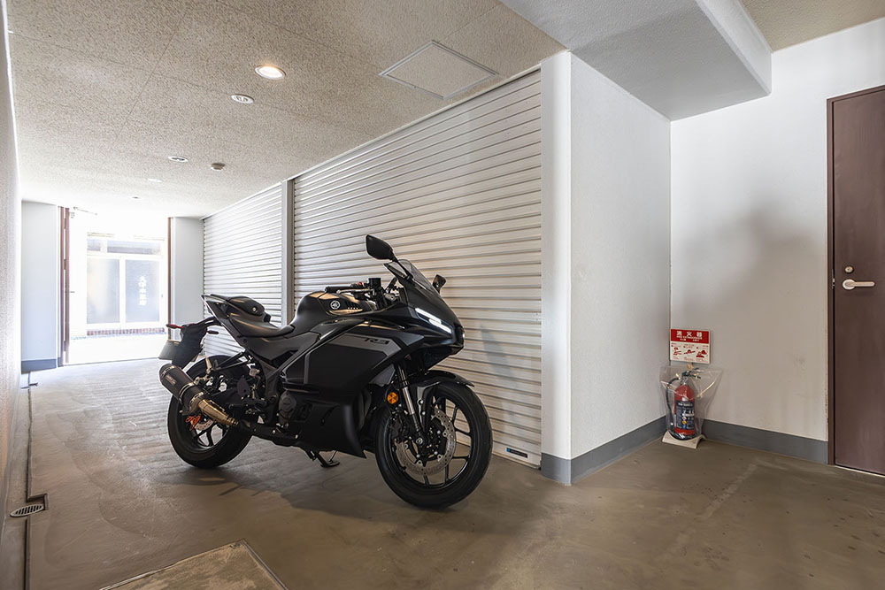 マンション内通路にあるバイクガレージ 