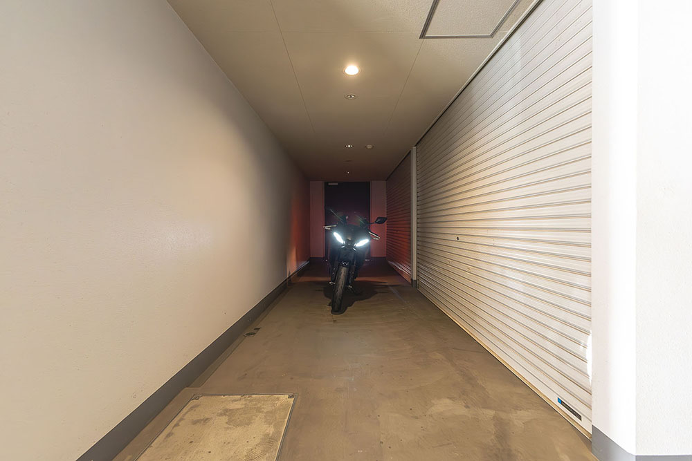ガレージは駐輪場の共用通路に位置