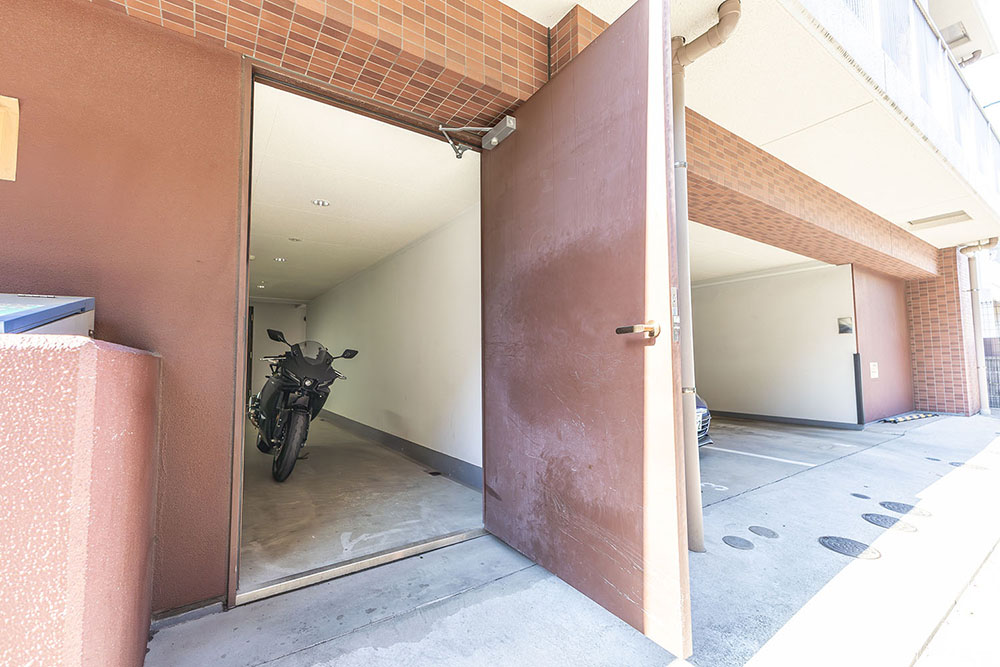 建物横のバイク出入り口