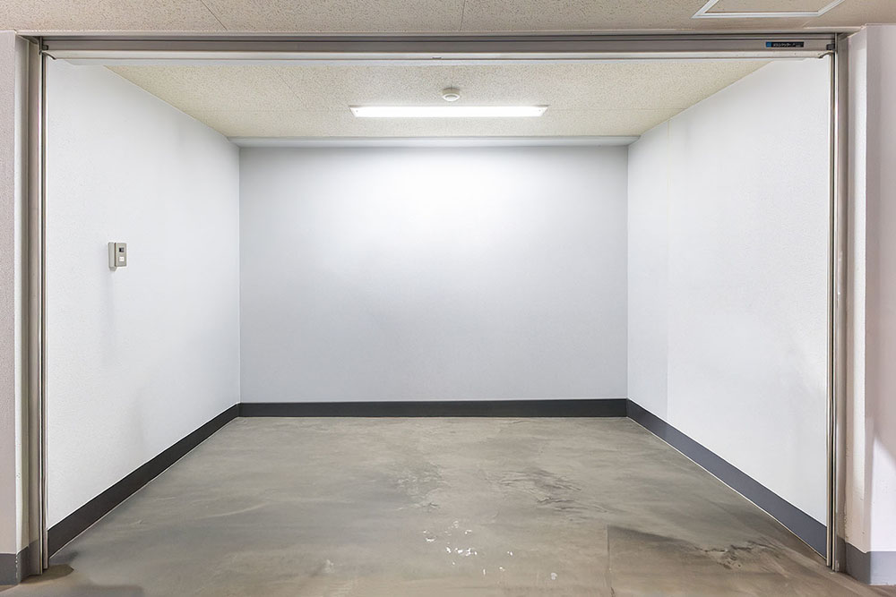 シャッターは手動式、横向きに格納する