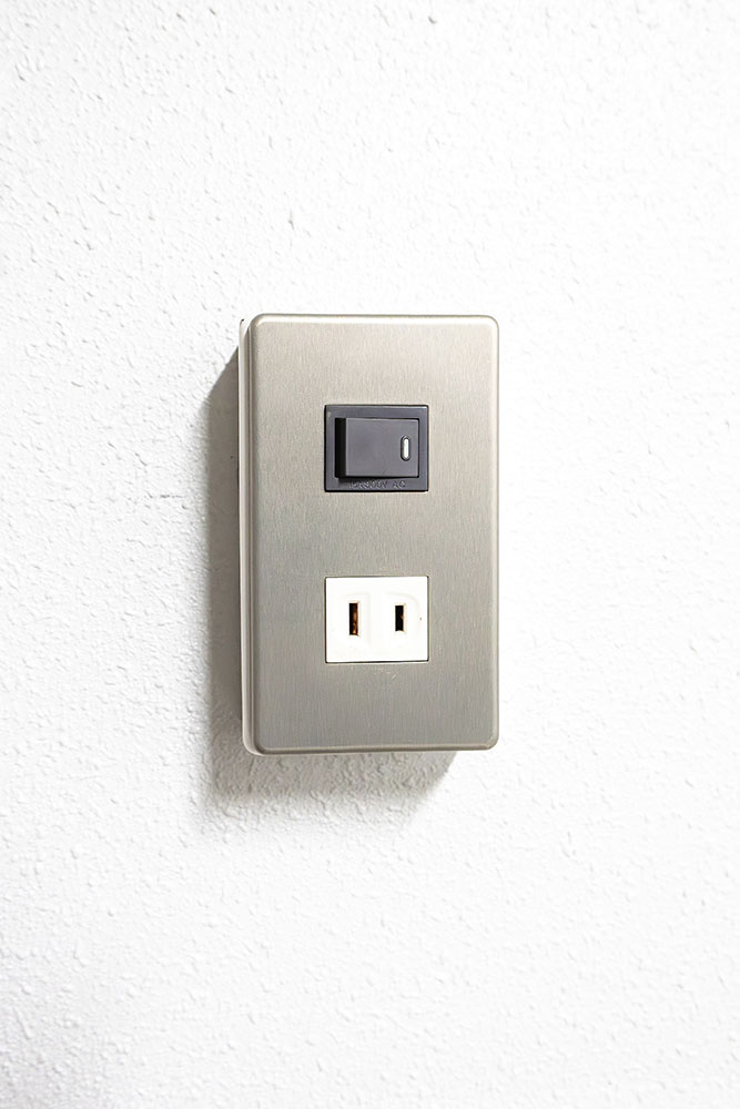 照明スイッチと100V1口コンセント