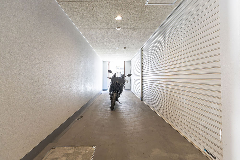 ガレージ前の共用通路