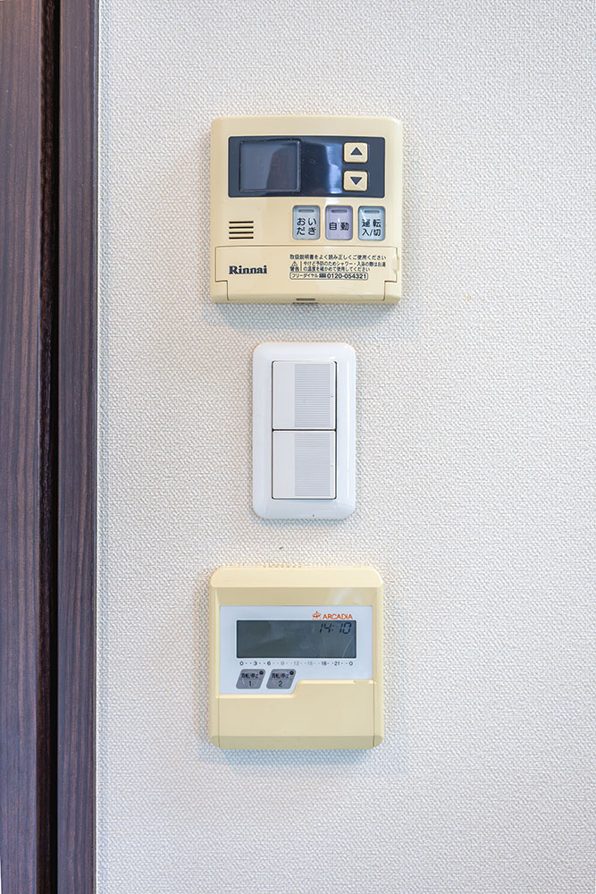 浴室と床暖房の操作パネル