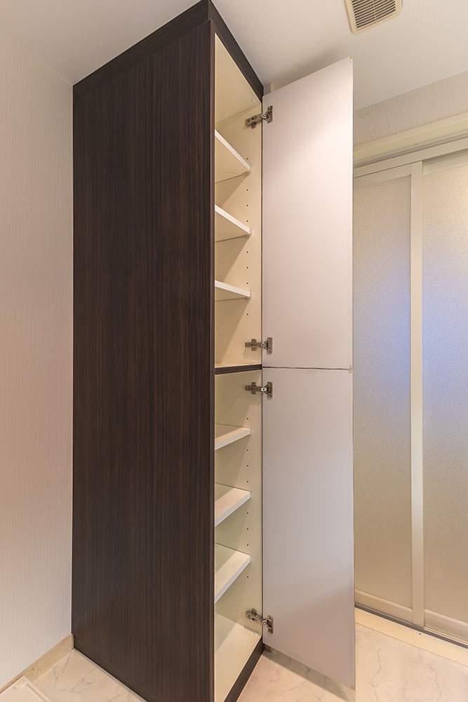 サニタリールームの扉付き収納