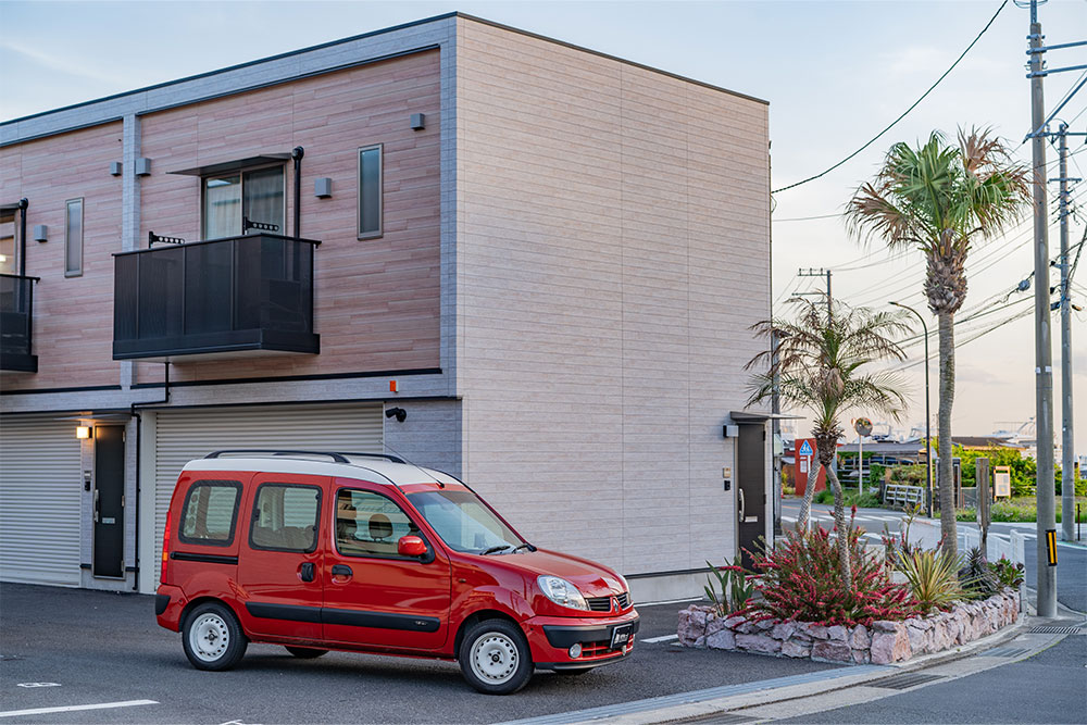 物件を出発するルノー_カングー