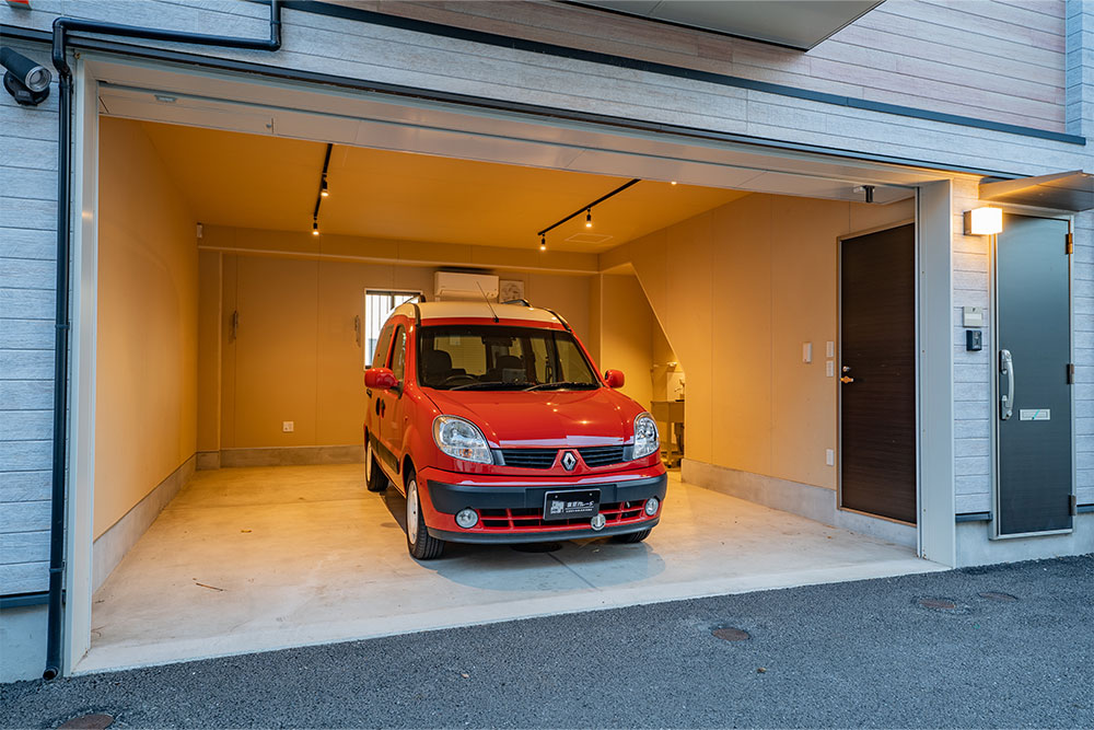 ガレージに駐車したルノー_カングー