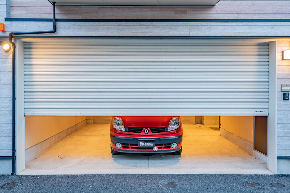 ガレージに駐車したルノー_カングー