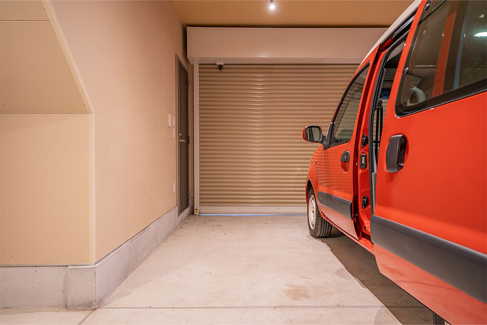 ガレージに駐車したルノー_カングー