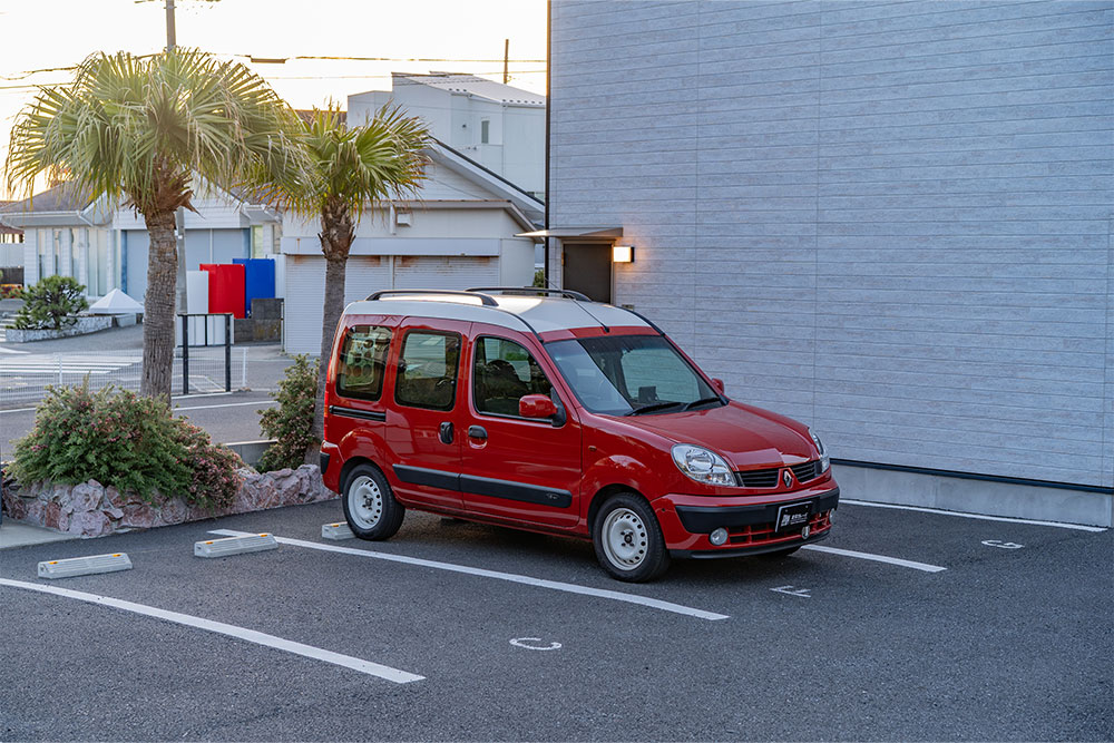 各戸1台分の専用屋外駐車場が付帯する