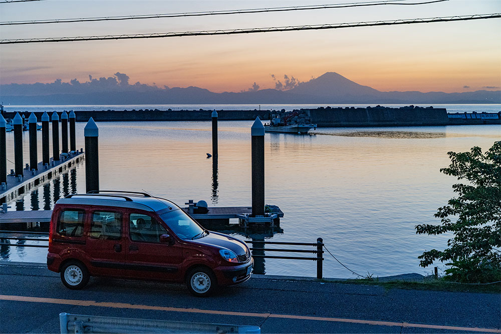湘南サニーサイドマリーナ付近から見た相模湾と富士山