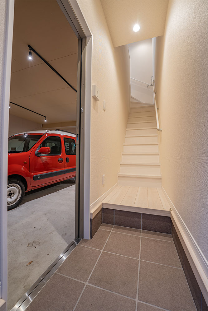 玄関から見たガレージ