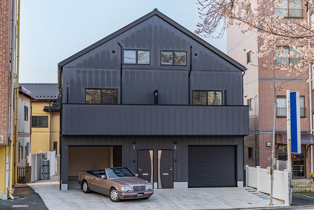 大きな三角屋根が印象的な落ち着いたデザイン